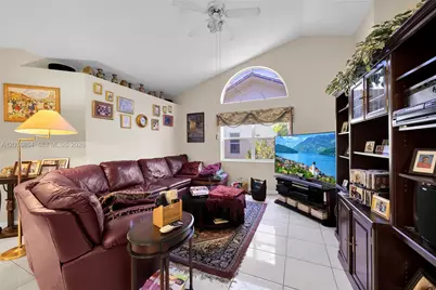 701 SW 93rd Ter, Pembroke Pines, FL 33025 - Photo 16