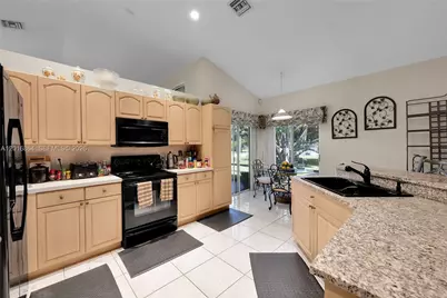701 SW 93rd Ter, Pembroke Pines, FL 33025 - Photo 10
