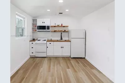 954 NW 75th St #b, Miami, FL 33150 - Photo 2