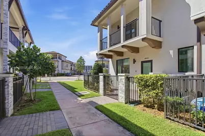 4426 83rd Pkwy, Doral, FL 33166 - Photo 2