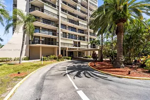 2425 Presidential Way, West Palm Beach, FL 33401 - Photo 2