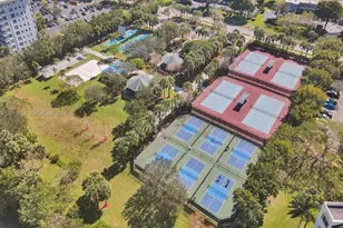 3600 Oaks Clubhouse Dr, Pompano Beach, FL 33069 - Photo 4