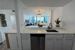 600 NE 36th St, Miami, FL 33137 - Photo 6
