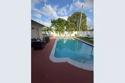 621 SW 71st Ter, Pembroke Pines, FL 33023 - Photo 2