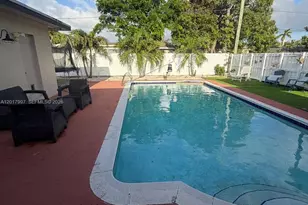 621 SW 71st Terrace, Pembroke Pines, FL 33023 - Photo 2