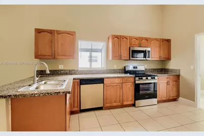 8515 NW 83rd St, Tamarac, FL 33321 - Photo 6