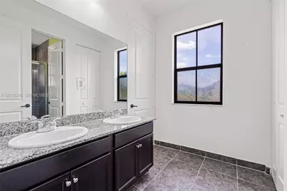 3323 W 96th Pl, Hialeah, FL 33018 - Photo 36