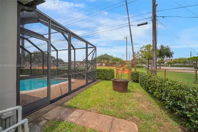 810 NW 78th Ave, Pembroke Pines, FL 33024 - Photo 22