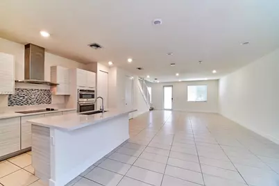 10447 NW 66th St, Doral, FL 33178 - Photo 8