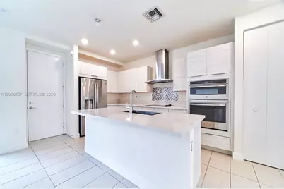 10447 NW 66th St, Doral, FL 33178 - Photo 6