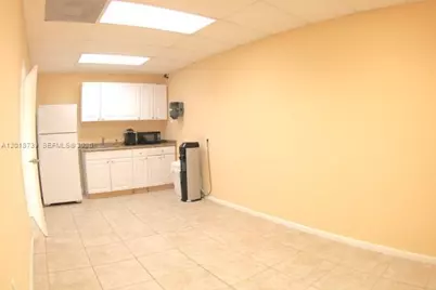305 NW 10th Ter #305, Hallandale Beach, FL 33009 - Photo 6