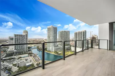 68 SE 6th St #2310, Miami, FL 33131 - Photo 2