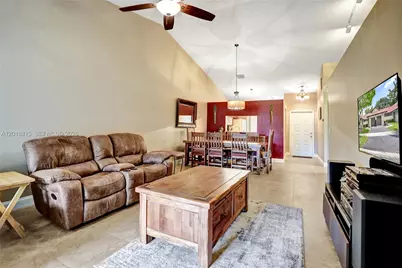 9011 NW 61st St, Tamarac, FL 33321 - Photo 12