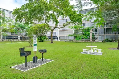 950 Hillcrest Dr #503, Hollywood, FL 33021 - Photo 2