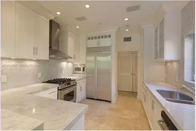 745 Lakeview Dr, Miami Beach, FL 33140 - Photo 4