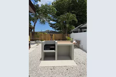 2541 W 10th Ave, Hialeah, FL 33010 - Photo 32