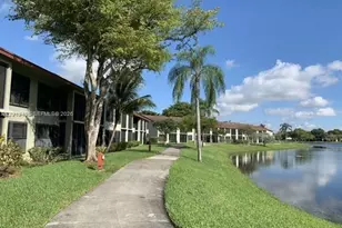 210 Lake Pointe Dr, Oakland Park, FL 33309 - Photo 4