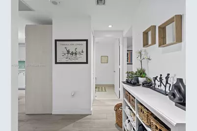 55 SW 9th St #1810, Miami, FL 33130 - Photo 8
