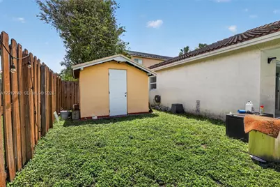 8061 NW 197th St, Hialeah, FL 33015 - Photo 32