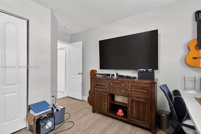 8061 NW 197th St, Hialeah, FL 33015 - Photo 22