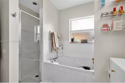8061 NW 197th St, Hialeah, FL 33015 - Photo 14