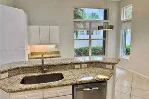 2525 Bay Pointe Ct, Weston, FL 33327 - Photo 4