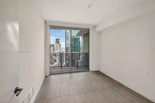 77 5th St, Miami, FL 33131 - Photo 28