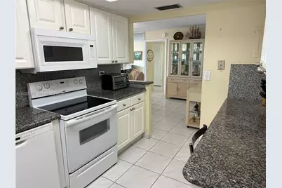 6039 Collins Ave #924, Miami Beach, FL 33140 - Photo 10