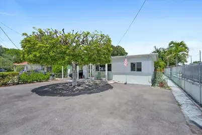 725 NW 24th Ct, Miami, FL 33125 - Photo 1
