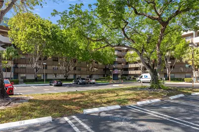 901 Colony Point Cir #521, Pembroke Pines, FL 33026 - Photo 1