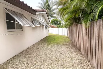 661 SW 67th Ave, Pembroke Pines, FL 33023 - Photo 6