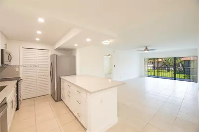 200 Lakeview Dr #211, Weston, FL 33326 - Photo 2