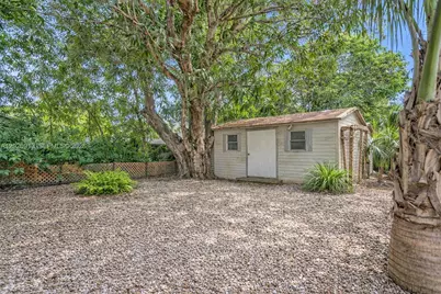 860 NE 127th St, North Miami, FL 33161 - Photo 26