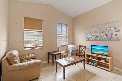 8968 NW 180th Ter, Hialeah, FL 33018 - Photo 18