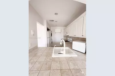10046 Winding Lake Rd #204, Sunrise, FL 33351 - Photo 2