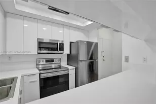 9725 NW 52nd St, Doral, FL 33178 - Photo 6