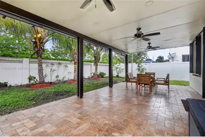 10400 W 35 Way, Hialeah, FL 33018 - Photo 32