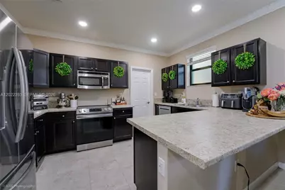 589 W 34th Ter, Homestead, FL 33033 - Photo 6