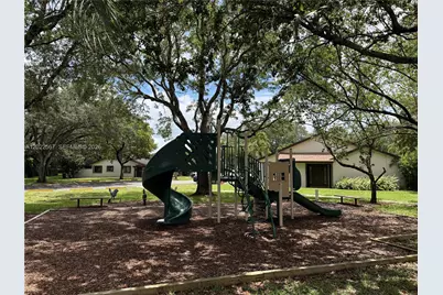 1571 NW 96th Way #1571, Pembroke Pines, FL 33024 - Photo 36