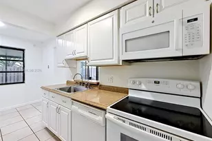 1571 NW 96th Way, Pembroke Pines, FL 33024 - Photo 10