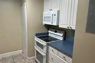 301 SW 86th Ave, Pembroke Pines, FL 33025 - Photo 4