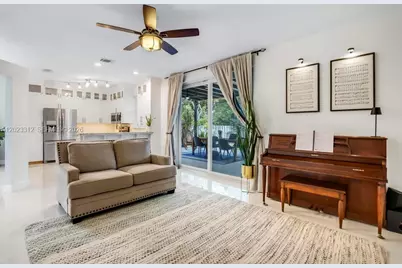 690 NW 159th Ln, Pembroke Pines, FL 33028 - Photo 16