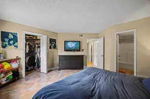 10233 NW 9th St Cir, Miami, FL 33172 - Photo 10