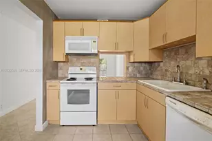 110 Lake Meryl Dr, West Palm Beach, FL 33411 - Photo 10