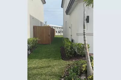 2584 SE 25th Ct, Homestead, FL 33035 - Photo 4