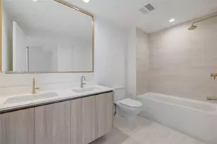 77 SE 5th St, Miami, FL 33131 - Photo 18