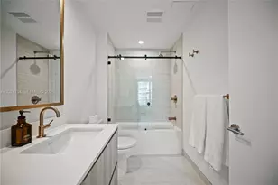 77 SE 5th St, Miami, FL 33131 - Photo 10