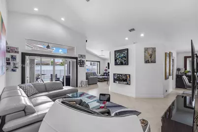 632 Carrington Ln, Weston, FL 33326 - Photo 4
