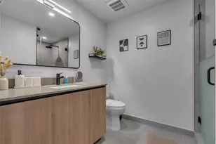 121 NE 5th St, Miami, FL 33132 - Photo 20