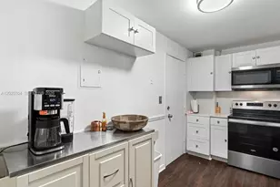 5005 Collins Ave, Miami Beach, FL 33140 - Photo 18
